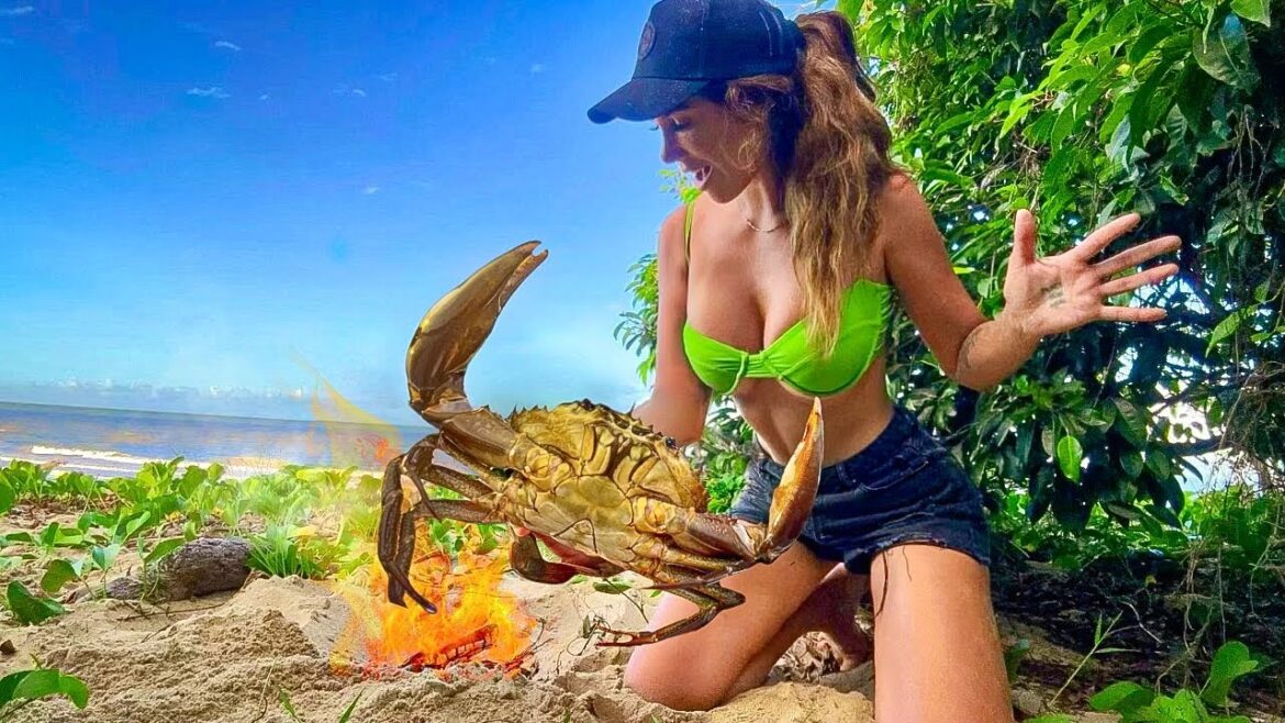 Catching Mud Crabs! - SOLO BEACH COOKUP